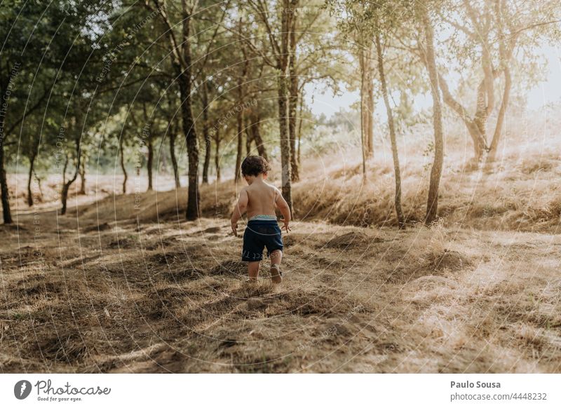 Rückansicht Kind zu Fuß laufen Boden dreckig erkunden authentisch Glück Tag Farbfoto Lifestyle Kindheit Freizeit & Hobby Natur Außenaufnahme Mensch Freude