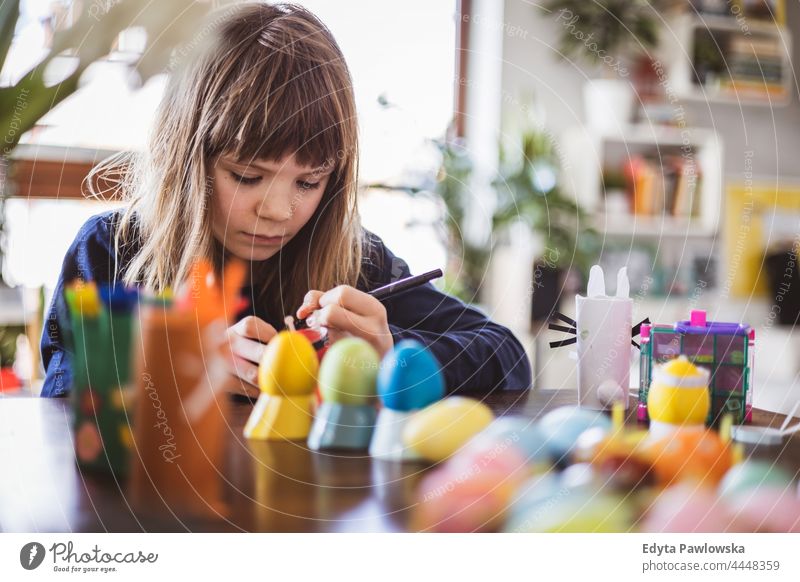 Mädchen malt Ostereier im Innenbereich dekorierend Kunst Vorbereitung Dekoration & Verzierung Hobby Kunsthandwerk farbig festlich jagen feiern saisonbedingt