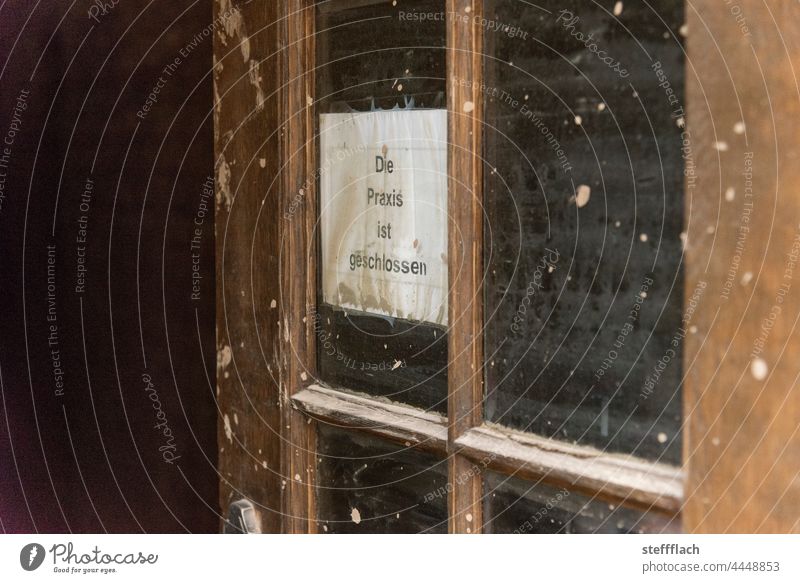 Improvisiertes „Praxis geschlossen“ Schild in einem Fenster einer Holztür nach der Flut im Ahrtal Tag Hauseingang Tür Arzt Arztpraxis Staub Schlamm Flutwelle