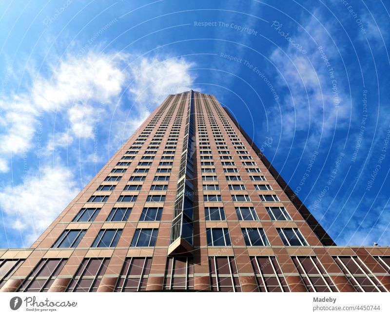 Granitfassade vor blauem Himmel bei Sonnenschein des MesseTurm am Messegelände im Westend von Frankfurt am Main in Hessen Wahrzeichen Gebäude Architektur
