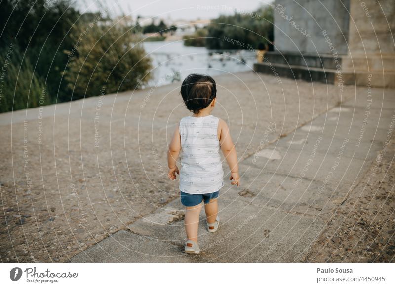 Rückansicht Kind zu Fuß Kindheit 1-3 Jahre Kaukasier Sommer Sommerurlaub Tag Kleinkind Lifestyle Freizeit & Hobby Mensch Außenaufnahme Fröhlichkeit Farbfoto