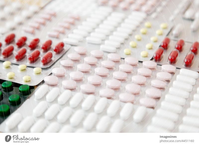 Medikamente Pillen. Haufen verschiedener Medizinpillen und Kapseln in Blisterverpackung. Sucht alternative Therapie Antibiotikum Aspirin Hintergründe