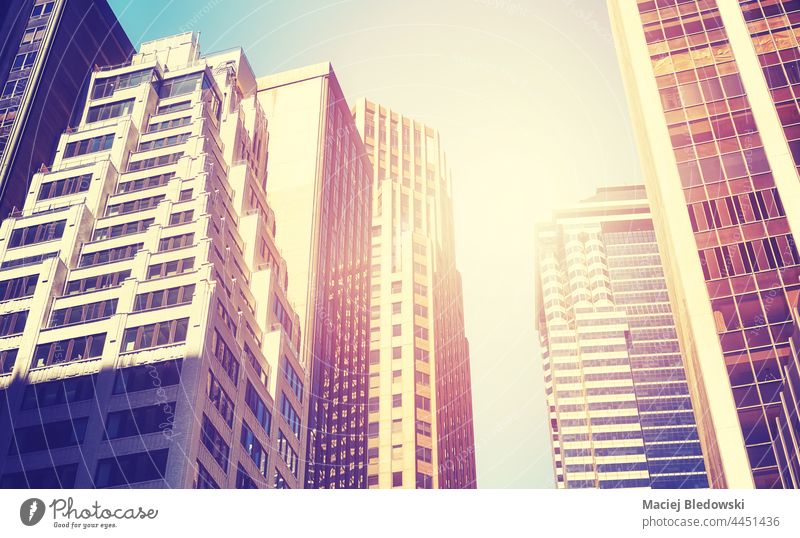 New Yorker Stadtbild bei Sonnenuntergang, farbig getönt, USA. Wolkenkratzer Gebäude Großstadt neu Büro Skyline Architektur Business Ansicht hoch Stadtmitte