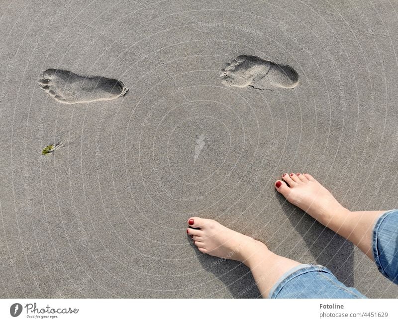 Barfuß Spuren im Sand am Strand hinterlassen Fußabdruck Fußspur Fußspuren Außenaufnahme Tag Menschenleer grau Strandsand Tageslicht Detailaufnahme detailliert