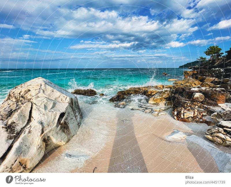 Felsen am Strand am Meer mit leicht bewölktem Himmel Brandung Sandstrand Urlaub Küste blau Gischt Natur Landschaft Wellen Wasser Ferien & Urlaub & Reisen