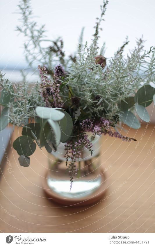kleiner Blumestrauß mit eukalyptus Eukalyptus Blätter Strauß Blumenstrauß hellgrün Heidekraut Blumenwasser Vase Gläschen Dekoration dekorativ Licht Fenster