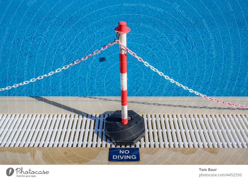 Absperrung am Beckenrand eines Swimmingpools „no Diving“ Zaun Absperrband Pool Kette rot weiß nicht springen Wasser Sicherheit utlaub rot-weiß Schutz