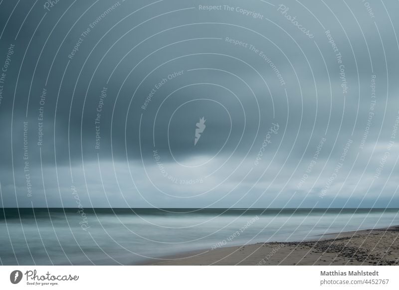 Am Strand Meer Küste Wasser Sand Wellen Himmel Wolken blau Horizont Landschaft Außenaufnahme Menschenleer Farbfoto Natur Tag Ferien & Urlaub & Reisen Ferne