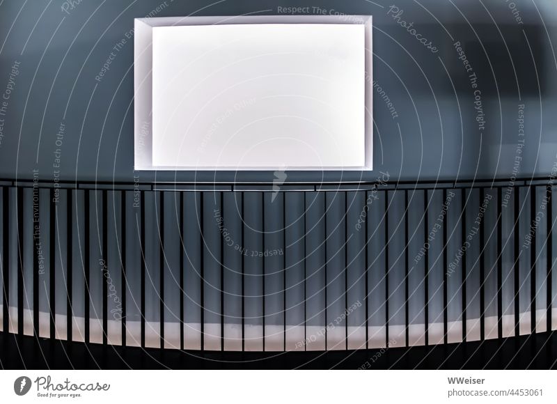 Ein rechteckiges Fenster in einer Wand erlaubt einen Einblick in den hellen Raum dahinter Geometrie geometrisch graphisch gebogen Zaun Linien Ecken Rechteck