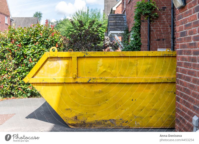 Big Yellow Mülltonne überspringen Entfernung Abfall laden Standort mieten Miete Konstruktion Industrie wiederverwerten Gebäude Behälter im Freien heimwärts Haus
