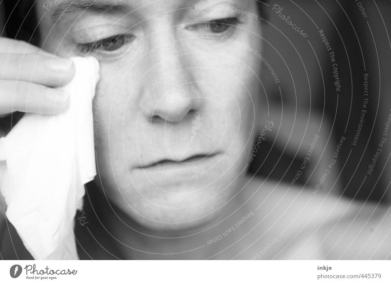 Tränchen trocknen / heul doch! Frau Erwachsene Leben Gesicht 1 Mensch 30-45 Jahre Taschentuch Denken Blick Traurigkeit weinen nah Gefühle Stimmung Mitgefühl