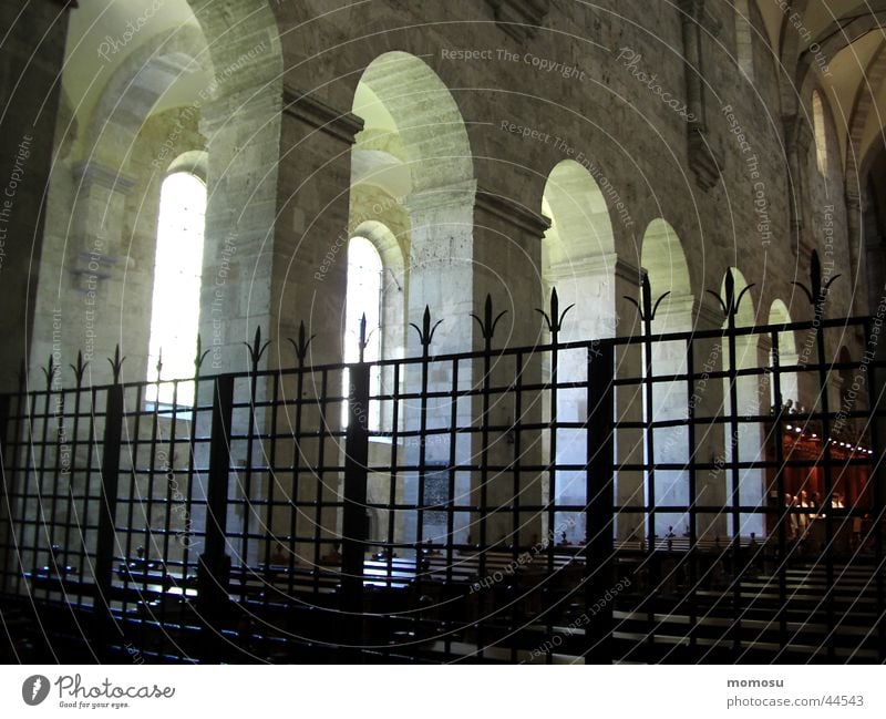 hinter gittern Heiligenkreuz Gitter Bundesland Niederösterreich Gotteshäuser Religion & Glaube Bogen Säule Kloster Gang