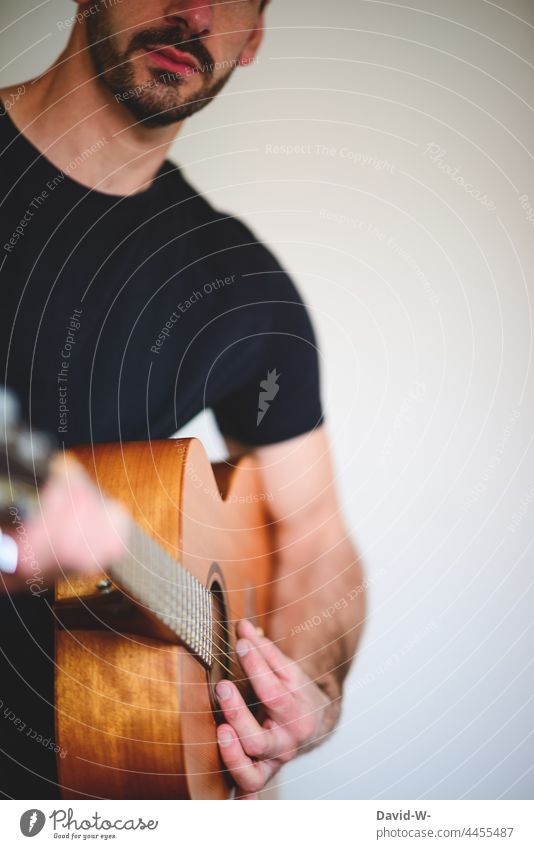 Mann spielt Gitarre spielen Musiker Gitarrenspieler musizieren Musikinstrument Textfreiraum anonym
