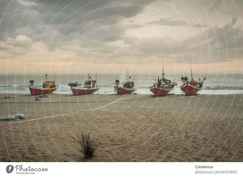 Fischerboote bei Regenwetter am Strand Meer Wasser Landschaft Sand Küste Wellen Horizont Natur Wolken Orange Gelb Grau Fischfang