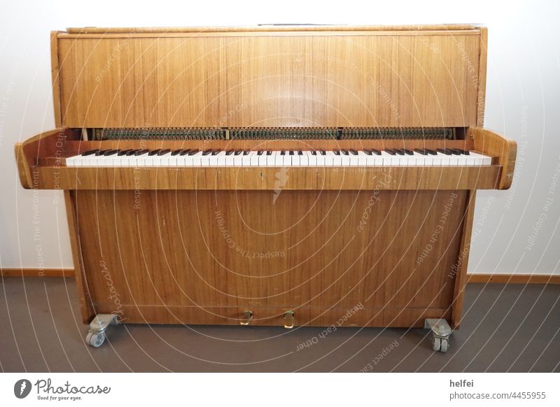 Orgel in einer kleinen Krankenhauskapelle Klavier Tasteninstrumente Musikinstrument Keyboard Klavier spielen klavier musik Künstler musikinstrument e-piano