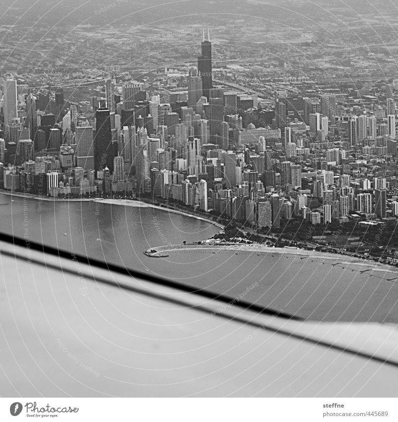 Approaching: Chicago USA Stadtzentrum Skyline Hochhaus Luftverkehr Flugzeug Flugzeuglandung Flugzeugstart Flugzeugausblick Schwarzweißfoto Außenaufnahme