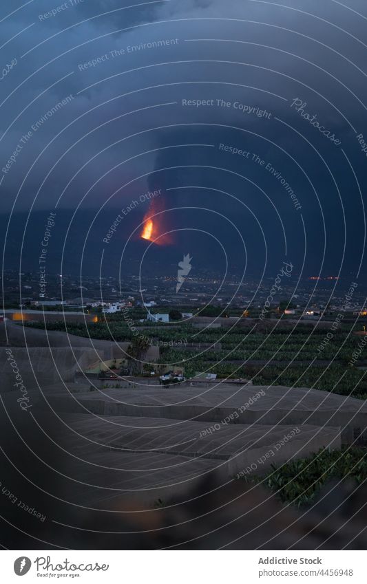 Vulkanausbruch auf La Palma Kanarische Inseln 2021 Lava Natur gefährlich Explosion Feuer Rauch Magma Krater geschmolzen Umwelt Erde Flamme ausbrechend Caldera