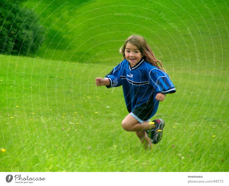 leben pur Kind Mädchen Wiese grün Spielen Leben Energiewirtschaft Freude laufen rennen lachen
