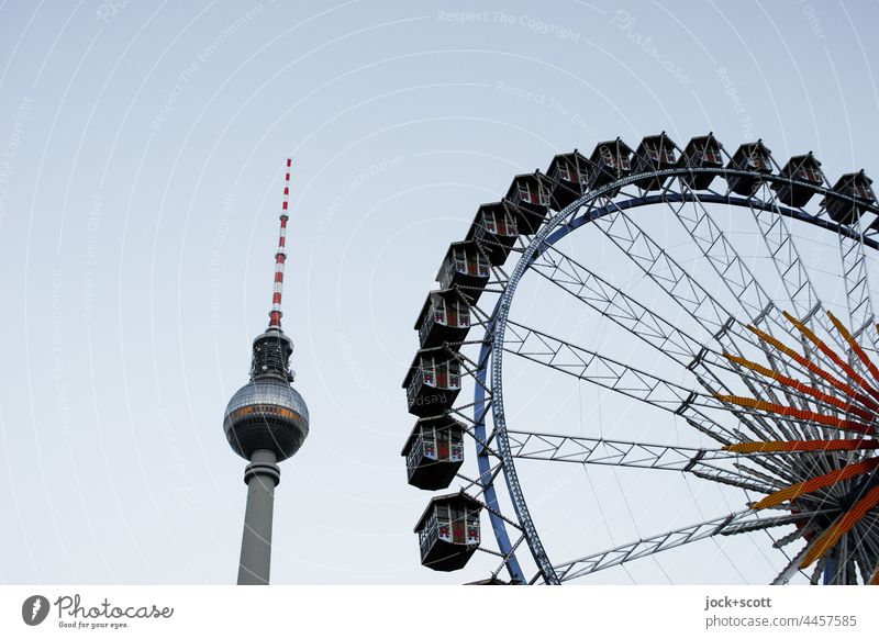 Hoher Turm trifft Riesenrad Berliner Fernsehturm Wahrzeichen Fahrgeschäfte Attraktion hoch Silhouette Hintergrund neutral Wolkenloser Himmel Berlin-Mitte