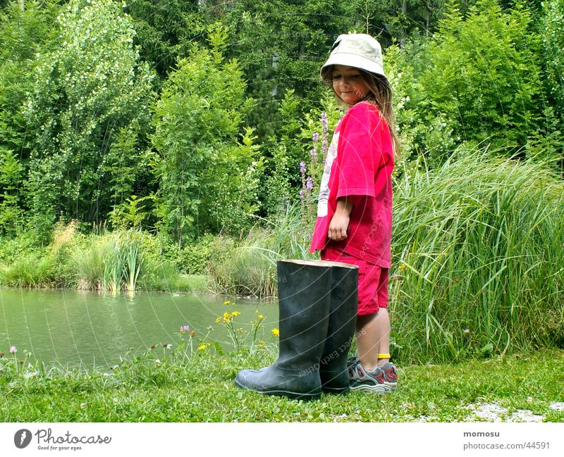 ... soll ich oder soll ich nicht? Kind Mädchen Gummistiefel groß klein Biotop Wiese Gras Sträucher Wasser