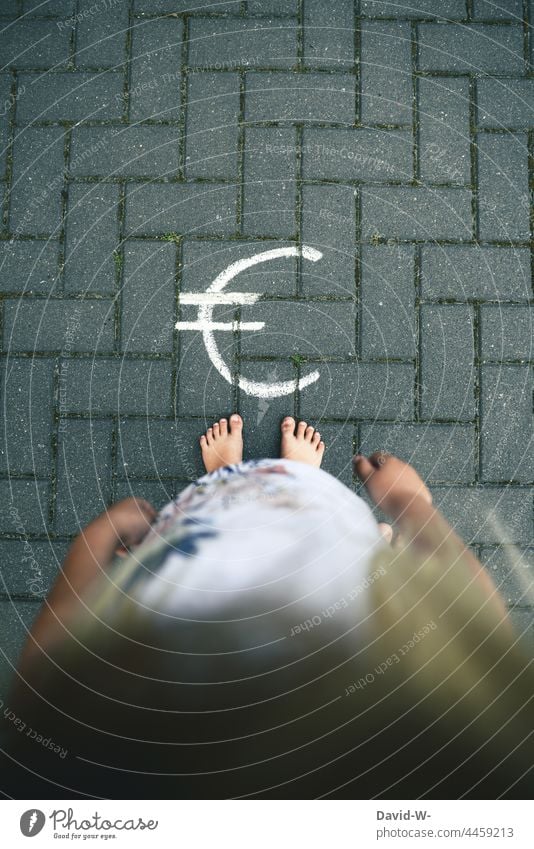 Kind und Eurozeichen - Kindheit Zukunft und Gelder - Kindergeld Unsicherheit ungewiss Zukunftsangst Finanzen Rente Nachwuchs kindergeld sparen Armut