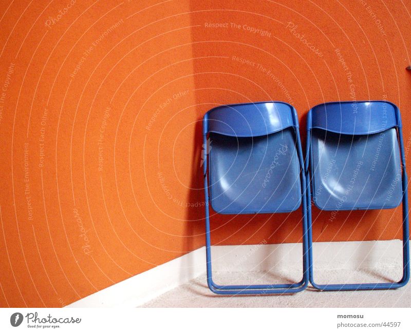...angelehnt lassen Stuhl Mauer Wand Fassade Häusliches Leben Campingstuhl Kontrast blau orange
