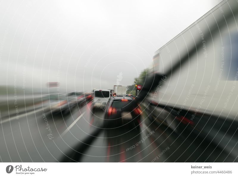 Wo ist die Rettungsgasse im Verkehrsstau vor der Baustelle auf der Autobahn? autos Geschwindigkeitsbegrenzung Stau Scheibenwischer Regenwetter Nässe