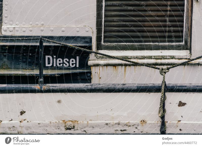 Stahlwand eines Schiffes mit Fenster und der Aufschrift 'Diesel' Stahlkonstruktion Wand Schifffahrt Kraftstoff Metall Außenaufnahme Stahlträger Architektur