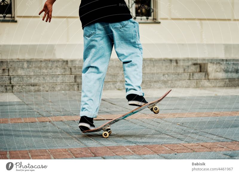 Skateboarder fahren auf Skateboard in der Stadt, Nahaufnahme Skater Sport Junge Hipster Turnschuh jung Schuhe lässig Freestyle männlich Straßenkleidung Aktion