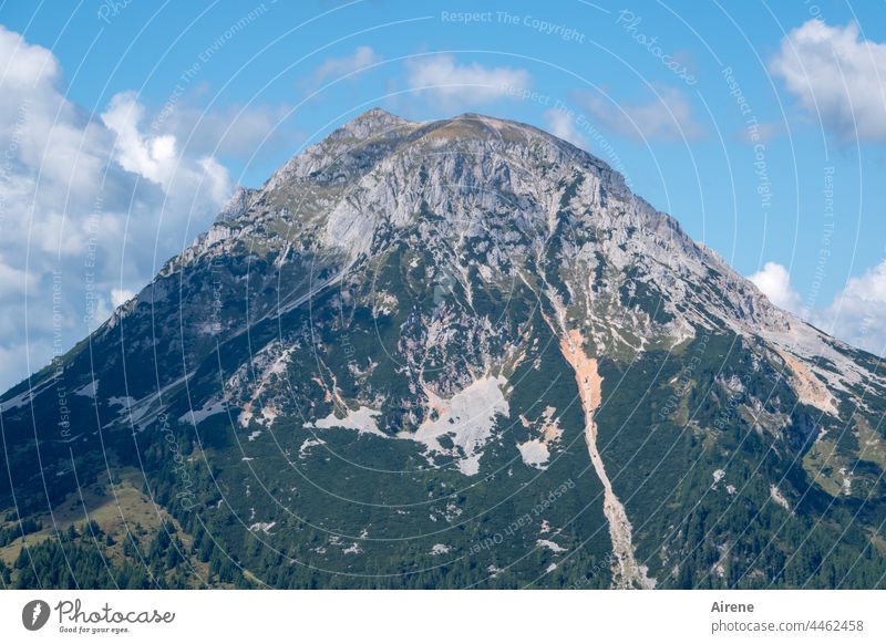 der Berg Gipfel Himmel Wolken spitz Kegel steil schönes Wetter Rinne rot rötlich Bergrutsch symmetrisch Felsen Alpen blauer Himmel Berge u. Gebirge Österreich
