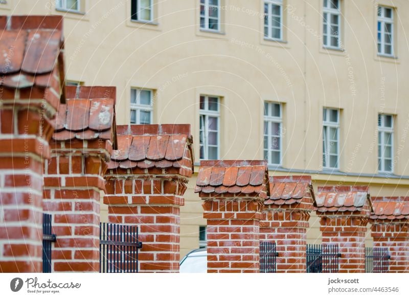 Zaunanlage mit gemauerten Pfeilern vor einem Gebäude Fassade Architektur Haus Fenster Klinker Brandenburg an der Havel