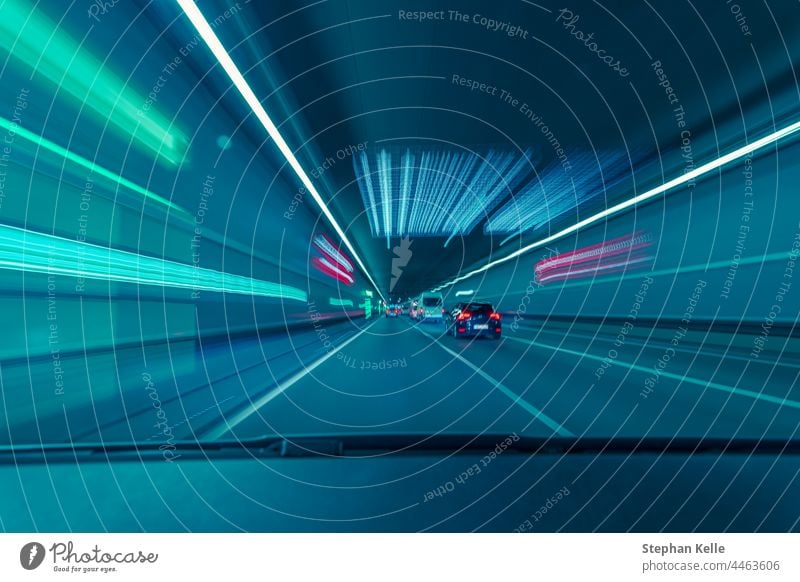 Hochgeschwindigkeitsfahrt durch einen unterirdischen Tunnel aus der Sicht des Autofahrers. Geschwindigkeit fast Technik & Technologie Weg Straße Konzept