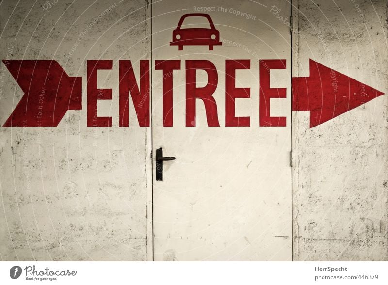 >----> Paris Stadt Bauwerk Gebäude Mauer Wand Tür Autofahren Zeichen Schriftzeichen Schilder & Markierungen Hinweisschild Warnschild alt dreckig trist rot weiß