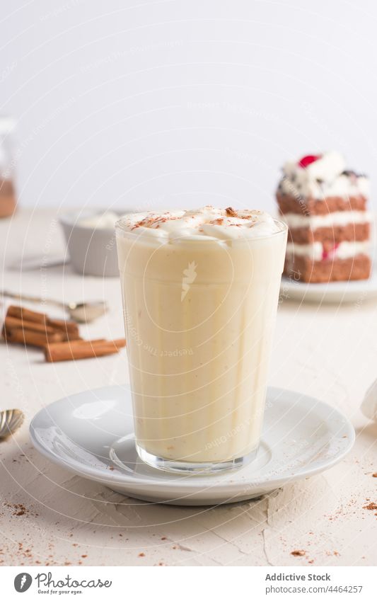 Eierlikör-Cocktail gegen Kuchenstück im Cafe trinken Getränk Zimt gepeitscht Eiweiß süß Glas Kantine lecker Dessert Leckerbissen Milchpunsch Eigelb Zucker