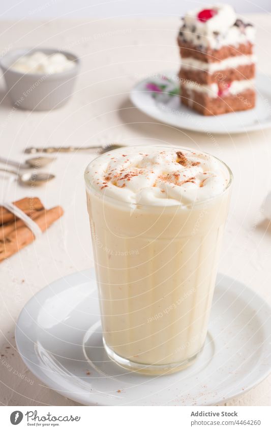 Eierlikör-Cocktail gegen Kuchenstück im Cafe trinken Getränk Zimt gepeitscht Eiweiß süß Glas Kantine lecker Dessert Leckerbissen Milchpunsch Eigelb Zucker