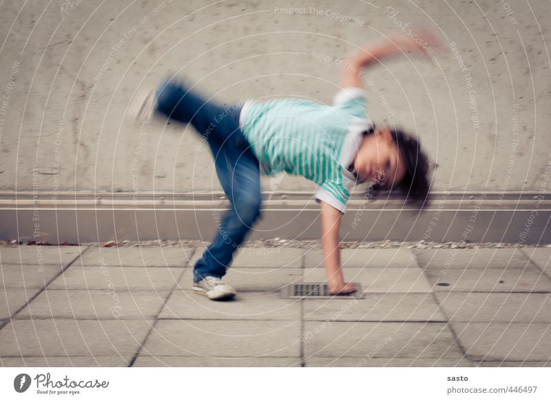 little breakdancer Freude Sport Kind Junge Kindheit Leben 1 Mensch 3-8 Jahre Tanzen Bewegung sportlich authentisch frech Fröhlichkeit Stadt Begeisterung