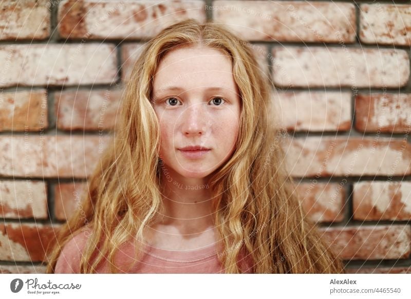 Nahaufnahme einer jungen Frau mit Sommersprossen und roten Haaren Porträt Nähe Ausstrahlung Ruhe kraftvoll hübsch Jugendliche Erwachsene rothaarig rote Haare