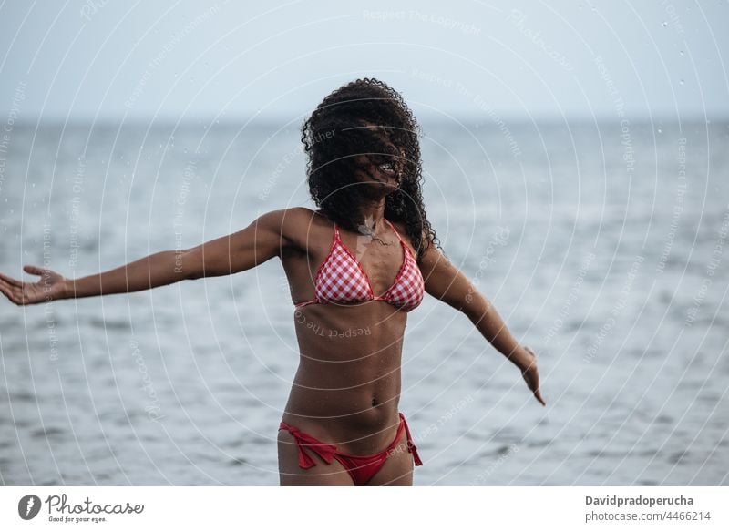 Frau im Bikini an einem vulkanischen Strand ethnisch Insel Seeküste schön passen Santo Antão Lächeln Afrikanisch Kap Verde Feiertag horizontal Glück schwarz