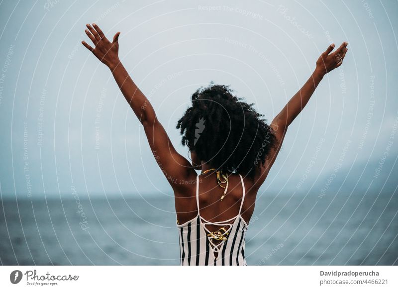 Frau an einem vulkanischen Strand ethnisch Insel Seeküste schön Santo Antão Afrikanisch Kap Verde Rückansicht Feiertag horizontal Glück schwarz krause Haare