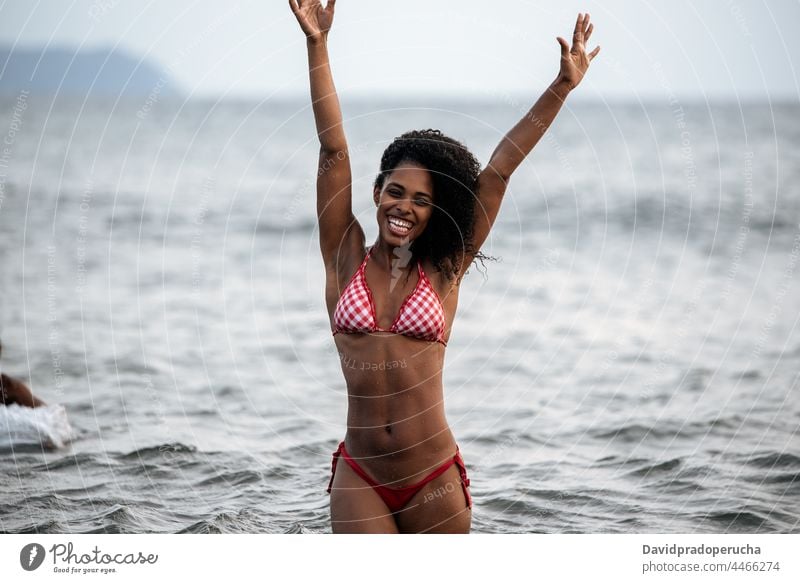 Frau im Bikini an einem vulkanischen Strand ethnisch Insel Seeküste schön passen Santo Antão Lächeln Afrikanisch sexy Kap Verde Feiertag horizontal Glück