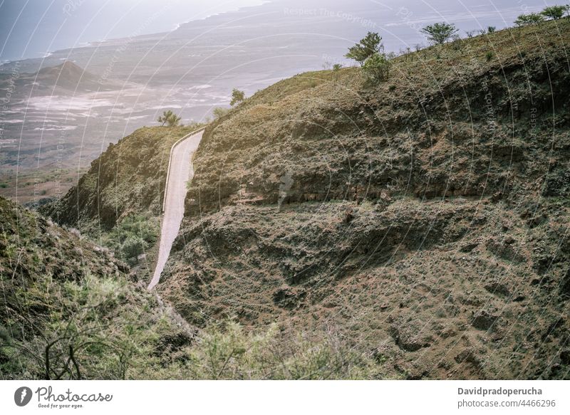 Berglandschaft mit Straße Berge u. Gebirge Landschaft Tal Felsen Ausflug Santo Antão Kap Verde Cabo Verde Afrika Berghang Weg reisen malerisch ruhig