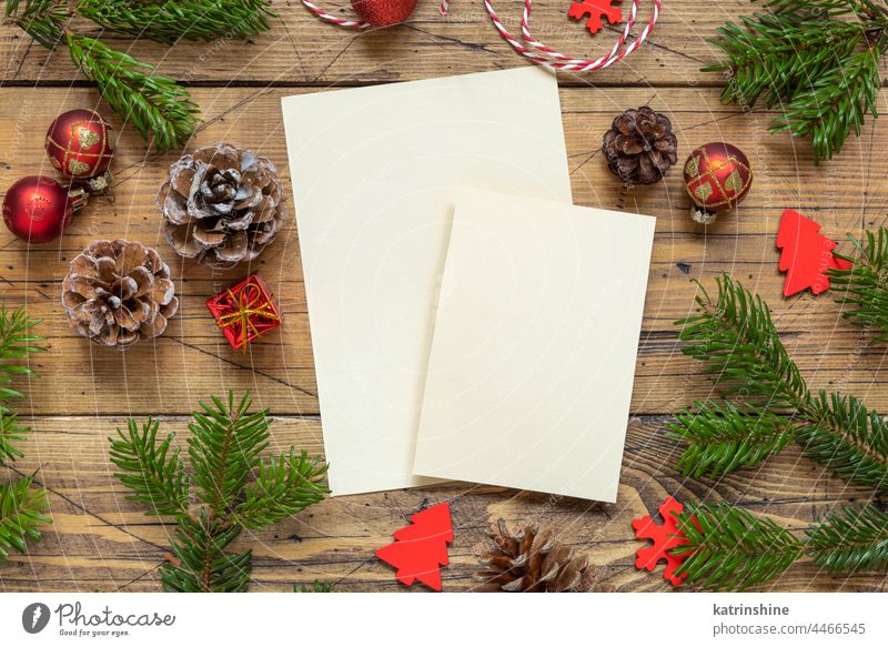 Weihnachten Komposition mit einem leeren Karten über Holztisch flach legen Attrappe Postkarte Feiertag Neujahr Tanne Vorlage hölzern Winter Papier Gruß weiß
