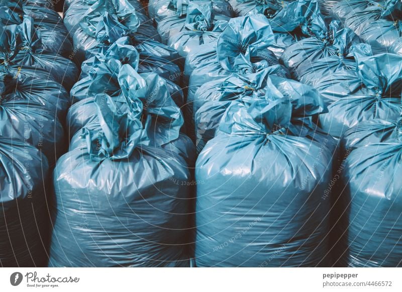 blaue Mülltüten Müllbehälter Müllentsorgung Müllhalde Müllverwertung Müllsack Müllsäcke Müllabfuhr Umweltschutz Recycling Umweltverschmutzung wegwerfen
