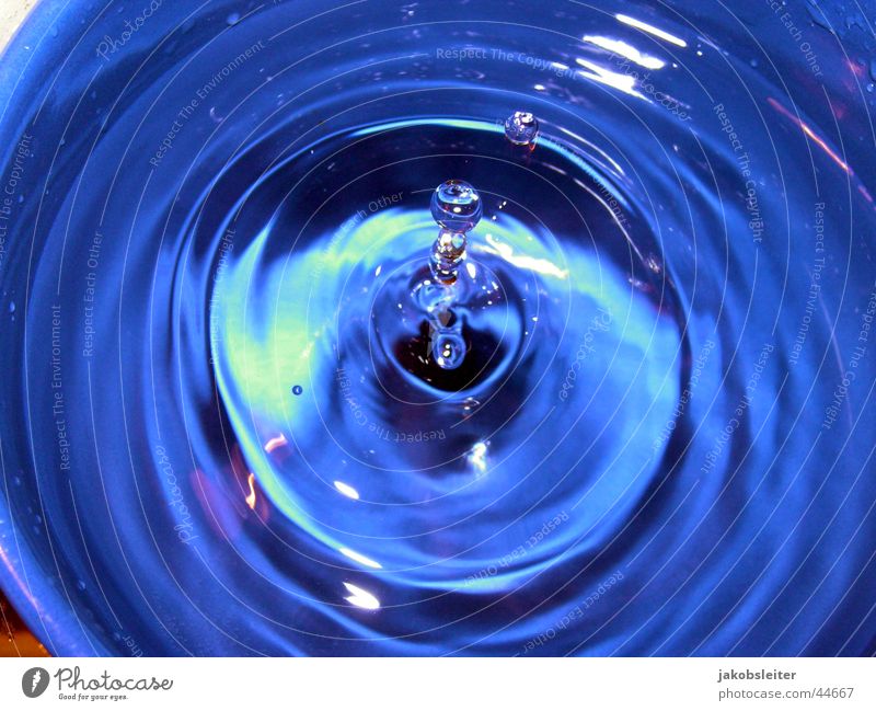 Inkontinenz eines Wasserhahns Kreis nass Küche Wassertropfen