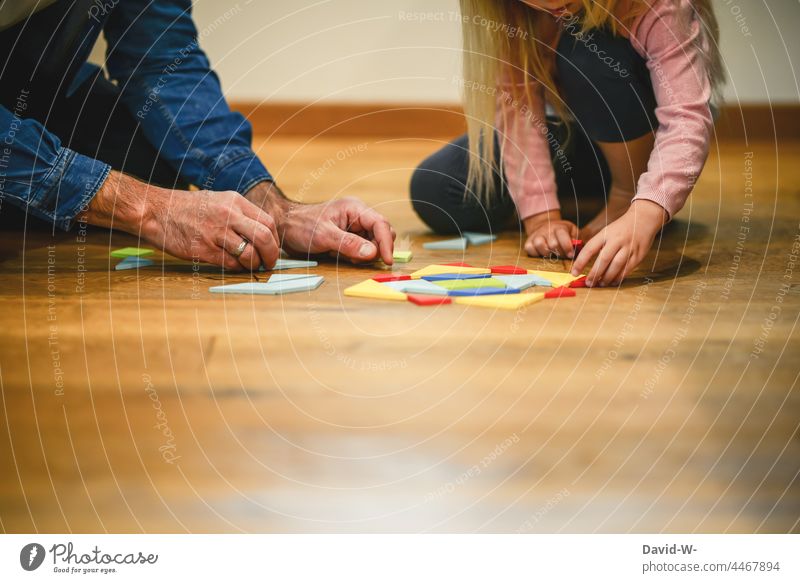 Vater und Kind - gemeinsam Gesellschaftsspiele machen spielen Zeitvertreib zusammen gemeinschaftlich Eltern Kindererziehung helfen Familie Konzentration Hände