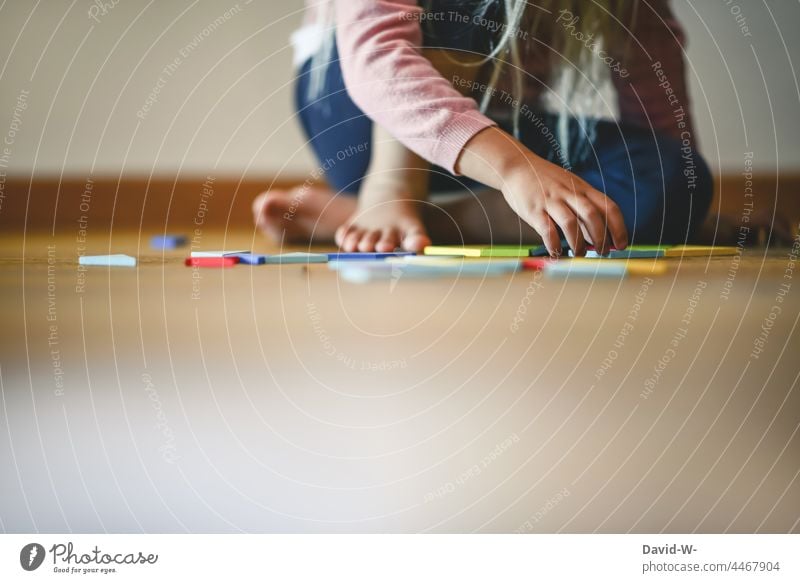 Kind spielt mit Spielzeug auf dem Fußboden spielen selbstständig fußboden Kinderzimmer eigenständig konzentriert Mächen Kindheit Mädchen Hände greifen