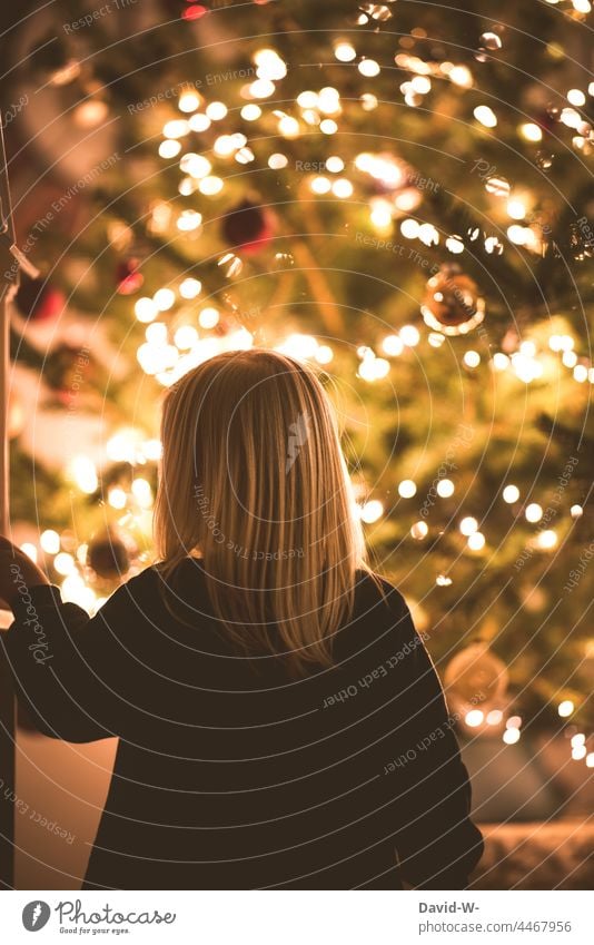 Vorfreude - Kind steht vor einem Weihnachtsbaum und freut sich auf Weihnachten Heiligabend Stille Freude Tradition Kindheit leuchten Lichterkette Mädchen