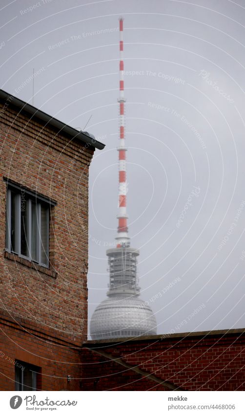 Fernsehturm versteckt sich hinter altem Klinkerbau Berliner Fernsehturm Alexanderplatz Wahrzeichen Turm Hauptstadt Sehenswürdigkeit Stadtzentrum Architektur