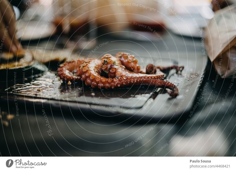 Oktopus-Gericht Octopus Speise Lebensmittel Tapa Feinschmecker Essen zubereiten Restaurant Teller Mahlzeit Tisch Farbfoto Abendessen Mittagessen mediterran