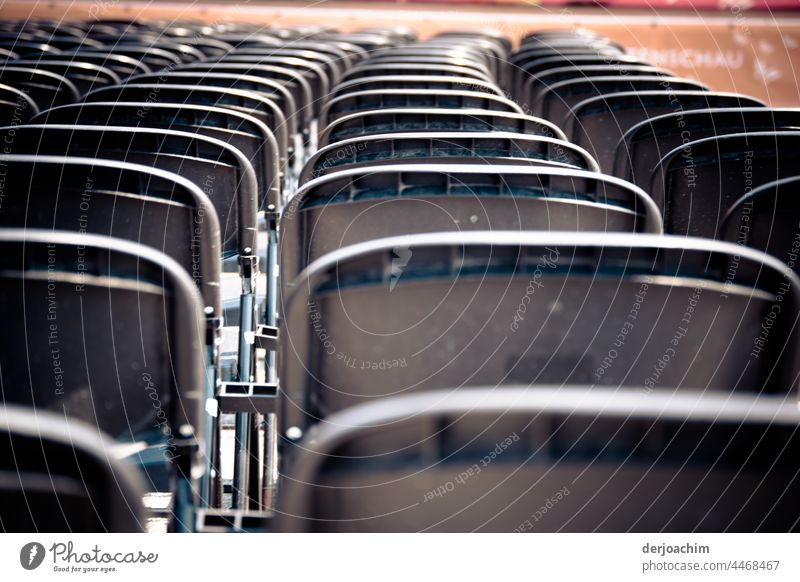 Ganz viele Sitzplätze für die Show  sind noch frei . stühle Menschenleer Sitzgelegenheit Stuhlreihe Sitzreihe Bestuhlung Platz Farbfoto Strukturen & Formen